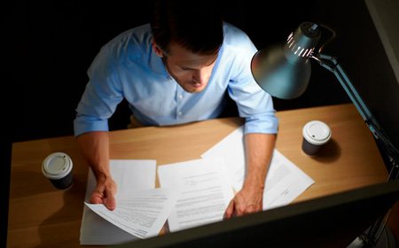 Мужчина работает