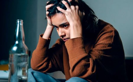 Парень сидит держа голову в руках