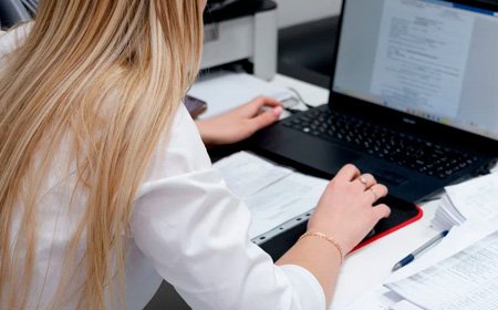 Врач работает за компьютером