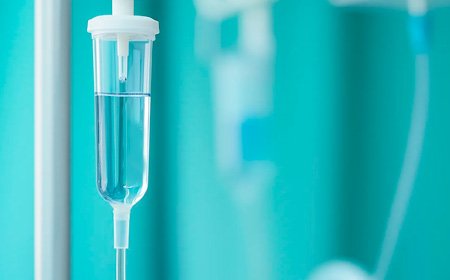 Капельница на размытом фоне палаты