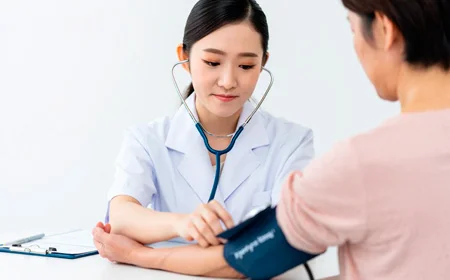 Врач мерит давление