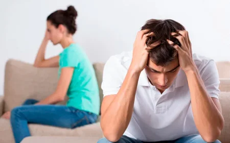 Парень сидит держа голову в руках