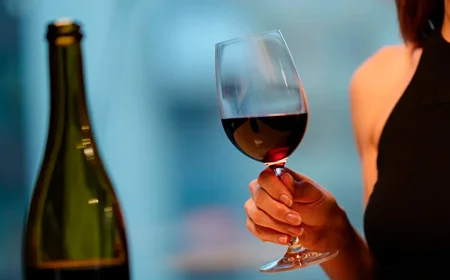 Бокал вина в руках у женщины